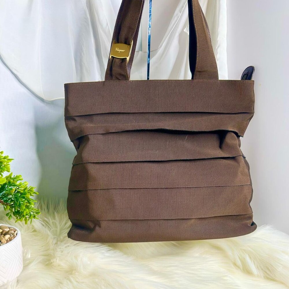 💎✨STUNNING✨💎AUTHENTIC Ferragamo Vara Tote bag
